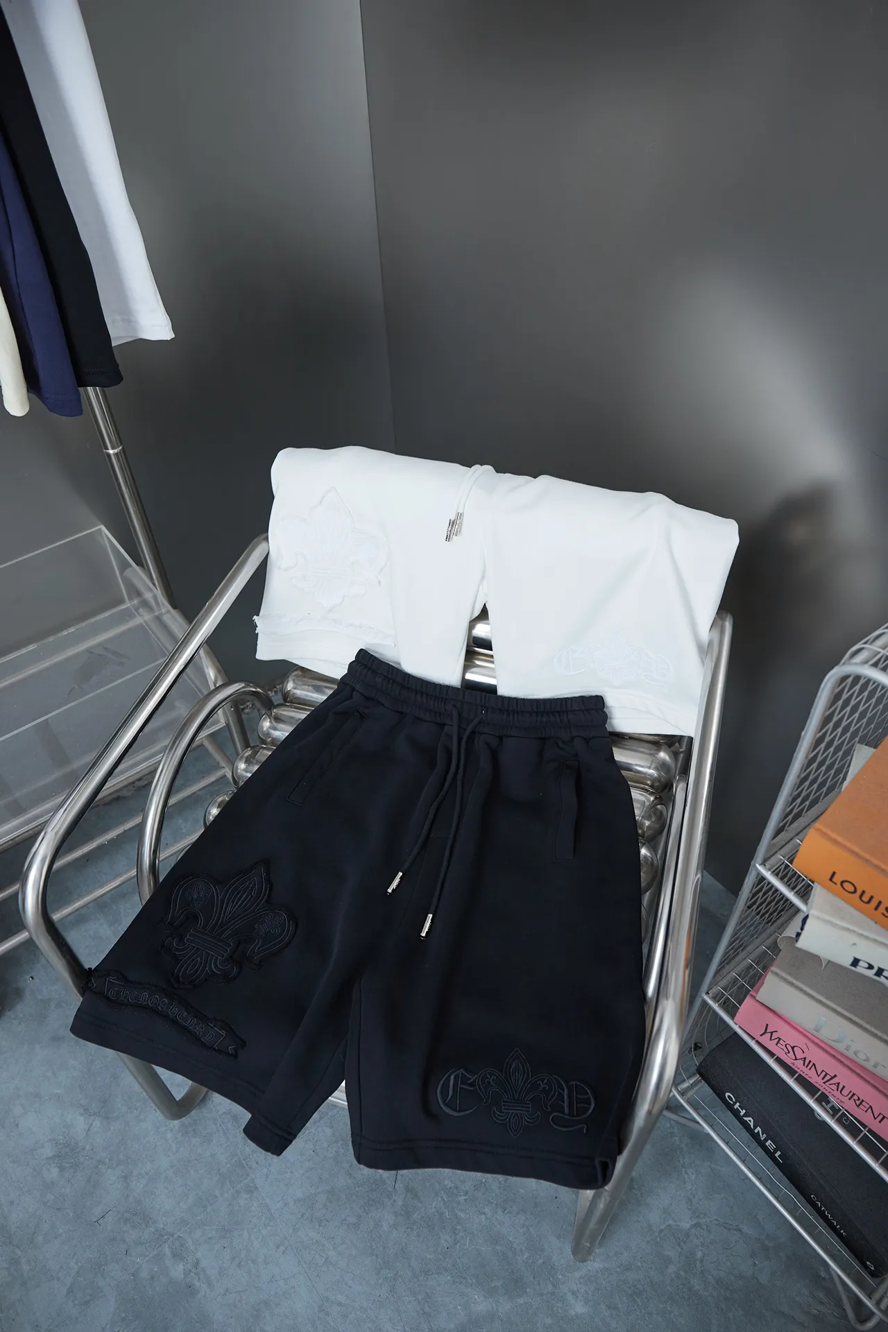 🅿️210 Ch*ome Hearte 2025ss new shorts Honbu patch cross embroidered shorts light luxury essential item for daily commuting for men and women Correct version Welcome to compare Detailed features · Made of 380g pure cotton health cloth fabric · Imported Tajima machine embroidery Honbu patch cross letters · Open mold to customize the original logo engraved hanging clock · Loose waist trousers · Double-needle sewing across seams · Original main mark, washed tag, moisture-proof paper packaging Color: Black/White Size: S M L XL